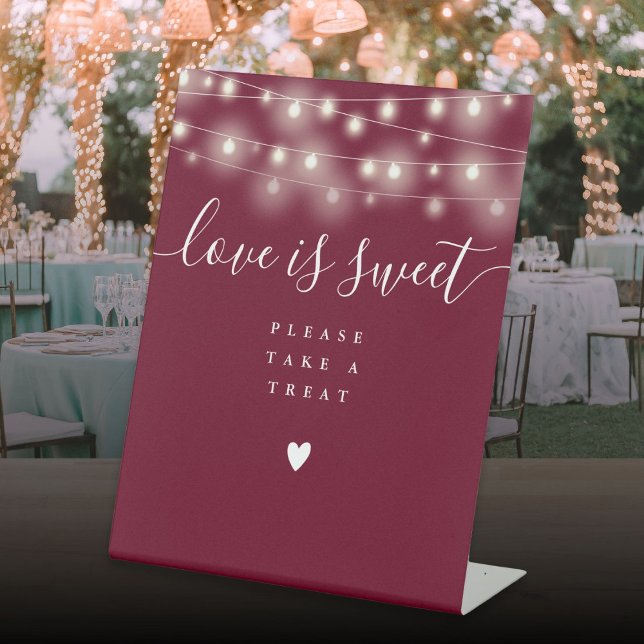String Lights Burgundy Liebe ist süß Gefallen Sockelschild (String Lights Burgundy Love Is Sweet Favor Pedestal Sign)