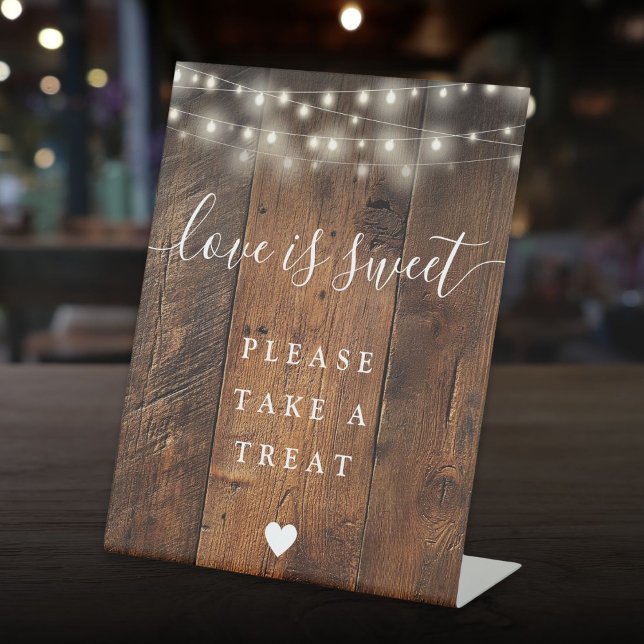 String Lights Rustic Wood Liebe ist süße Gefallen Sockelschild (String Lights Rustic Wood Love Is Sweet Favor Pedestal Sign)