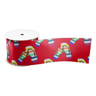 Strip Flip Flops auf Red Satin Ribbon Satinband