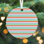 Stripe Pattern Modern Colorful Christmas Cheer Ornament Aus Metall<br><div class="desc">Schlichte, stilvolle Weihnachtsbaumschmuck mit einem modernen, minimalistischen, halbtransparenten Overlay über einem niedlichen und stilvollen Weihnachtsgebirge mit Kerzengestein in markanten Rot-, Grün-, Blau- und Rosatönen in einem modernen skandinavischen Stil. Dieses vielseitige Ornament kann mit Ihrem Familiennamen und Jahr personalisiert werden, um eine wirklich einzigartige und maßgeschneiderte Dekoration für die festliche Saison...</div>