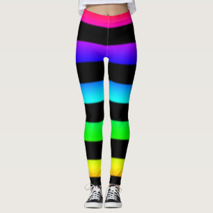 Stripey-Regenbogen und schwarze Leggings