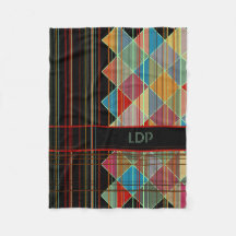 Stripte Dreiecksformen mit Initialen auf schwarz