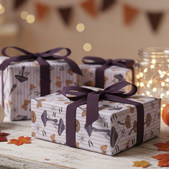 Stripter Lavendel Halloween Pilz und Schmetterling Geschenkpapier (Elegant Purple Fall Striped Autumn Birthday, Halloween Wrapping Paper. Mushrooms, Butterflies, Bats)