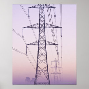 Strommasten im Nebel an der Dämmerung Poster