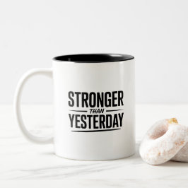 Stronger Than Yesterday | Motivational Quote Zweifarbige Tasse