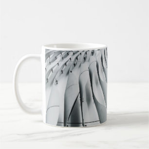 Struktur aus weißem und grauem Gebäude Kaffeetasse