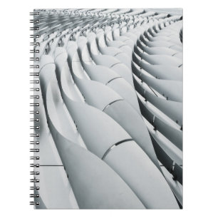 Struktur aus weißem und grauem Gebäude Notizblock