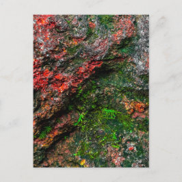 Strukturierter Felsen mit roten Flecken und grünem Postkarte