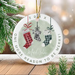 Strümpfe der neuen Baby Keepake-Wasserfarbenfamili Keramik Ornament<br><div class="desc">Spezielle Sake-Ornament für die Ankunft Ihres neuen Babys in dieser Weihnachtszeit mit unserer schönen und festlichen Weihnachtsschwangerschaft zu halten Sake-Urlaubssornament. Unser Design zeigt unser handgemaltes, kariertes Wasserfarbmuster, das Weihnachtsweihnachtslieder in Rot, Grün und Schwarz aufhängt. Jeder der Weihnachtslieder ist mit dem Namen des Elternteils versehen. Der karierte Strumpf in Mittelschwarz wird...</div>