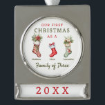 Strümpfe Familie der drei ersten Weihnachten Banner-Ornament Silber<br><div class="desc">Strümpfe Familie von Drei Ersten Weihnachtsschmuck für Eltern, die gerade ihr erstes Kind mit Mutter, Vater und Kind hatten. Unser erstes Weihnachtsfest als Familie von drei personalisierten Weihnachtsbauern bewahrt Sake-Ornament. Feiern Sie Ihre erste Urlaubssaison als Familie mit unserem "Unser erstes Weihnachtsfest als Familie von 3"-Ornament, sorgfältig für neue Eltern konzipiert....</div>