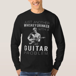 Strums & Sips: Ein weiterer Whiskey Drinker mit ei T-Shirt