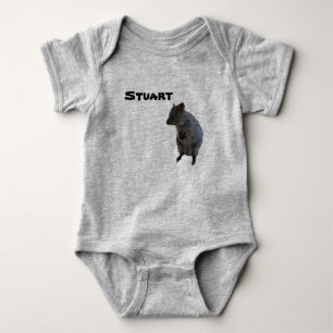 Stuart Name mit Aussie Quokka, Baby Bodysuit Strampler