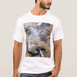 Stücke feindliche Waffen breiten zu coolem weg au T-Shirt