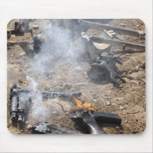 Stücke feindliche Waffen breiten zu coolem weg aus Mousepad