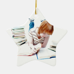 Student, der studiert, um an Abschluss zu gelangen Keramik Ornament