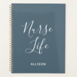 Student Nurse Dusty Blue White Script Personalisie Planer<br><div class="desc">Behalt mit deinem geschäftigen Zeitplan im Stil mit diesem Student Nurse Dusty Blue White Script Personalisiert Planner. Es ist ein modernes Design mit dem Text "Krankenpflege Leben" in großen weißen trendigen Handschrift zentriert auf der Front von staubigen blauen Hintergrund. Der Name ist auf der anderen Seite. Klicken Sie auf Personalisieren...</div>