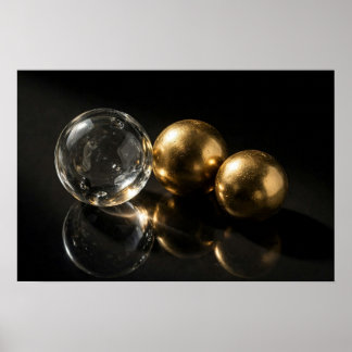 Studie im Schatten — Glas- und Goldkugeln Poster