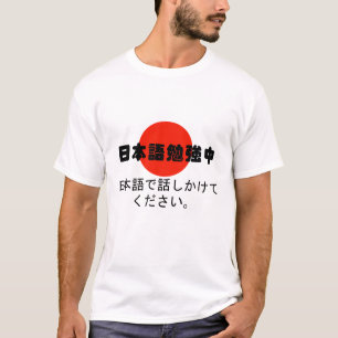 Studierend sprechen Japaner mit mir im japanischen T-Shirt