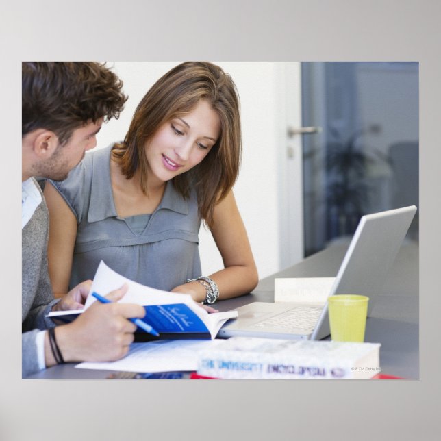 Studierende an der Universität, die mit Laptop arb Poster (Vorne)