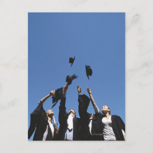 Studierende, die Mörtelplatten werfen, Ankündigungspostkarte