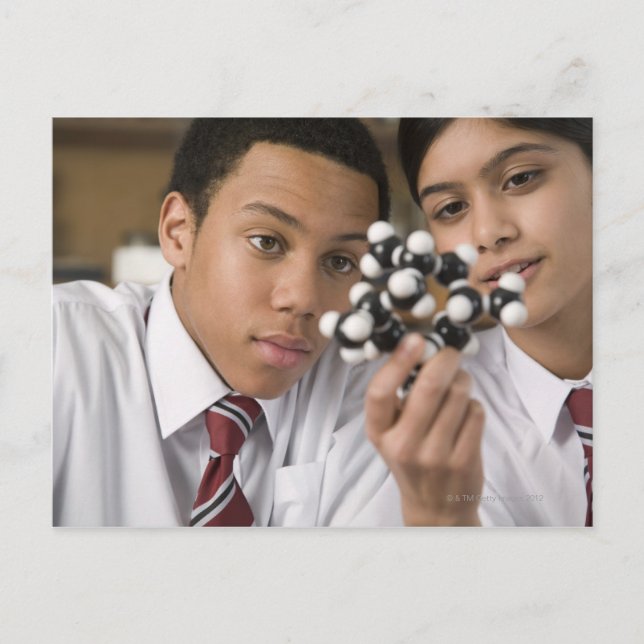 Studierende mit Blick auf das molekulare Modell Postkarte (Vorderseite)