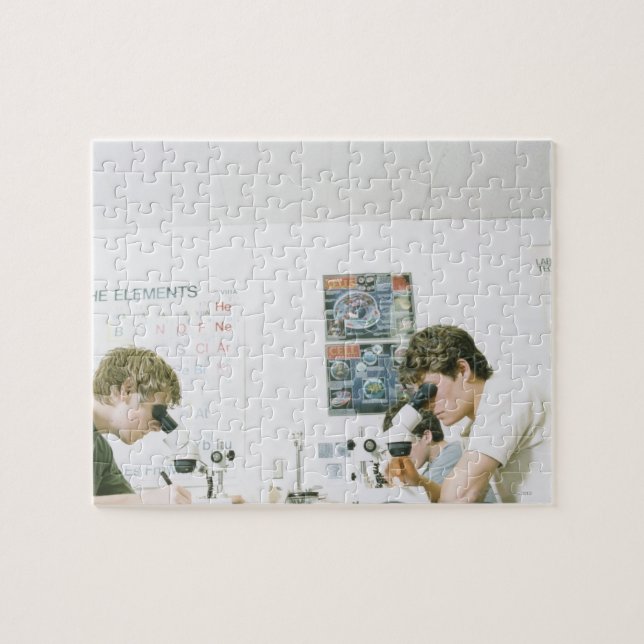 Studierende mit Mikroskopen (Horizontal)