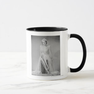 Studioporträt der jungen Frau im Nightgown Tasse
