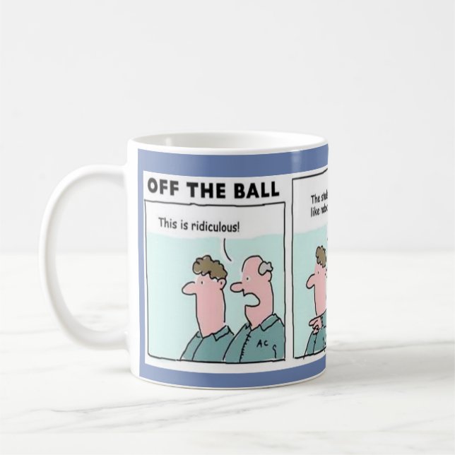 Studs, die beim Fußball eintreffen Kaffeetasse (Links)