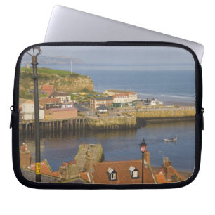 Stufen hinunter zum Hafen, Whitby, Nord Laptopschutzhülle