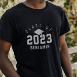 Stufenklasse 2022 Individuelle Name T-Shirt<br><div class="desc">Fun varsity-style grad T - Shirt mit dem Abschluss Jahr in großer Zahl mit der "class of" in einem Arch-Design oben angezeigt. In der Mitte befinden sich ein Graduiertendeckel und eine Tassel,  die mit dem Namen des Absolventen personalisiert sind. Es ist ein großes personalisiertes Sake-Geschenk für den Absolvent.</div>