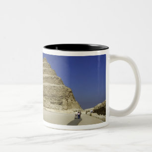 Stufenpyramide in Saqqara, eine der frühesten Zweifarbige Tasse