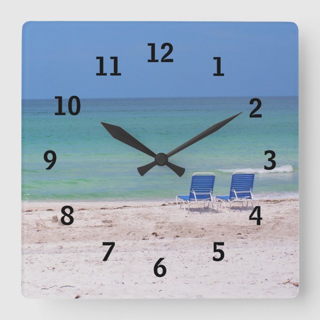 Stühle am Strand Quadratische Wanduhr (Vorderseite)