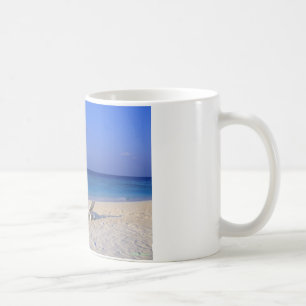 Stühle auf dem Strand - kundengerecht Kaffeetasse