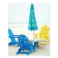 Stühle aus blau und gelb am Strand