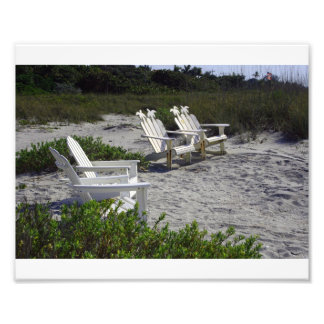 Stühle aus weißem Adirondack am Strand Fotodruck