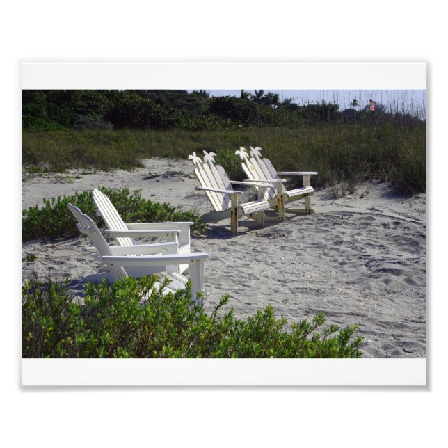 Stühle aus weißem Adirondack am Strand Fotodruck (Vorne)