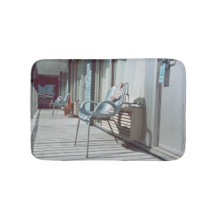 Stühle außerhalb der Strand-Hotelzimmer Badematte
