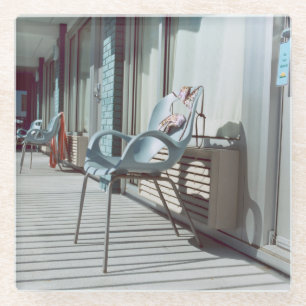 Stühle außerhalb der Strand-Hotelzimmer Glasuntersetzer