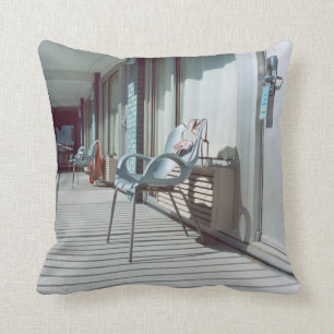 Stühle außerhalb der Strand-Hotelzimmer Kissen