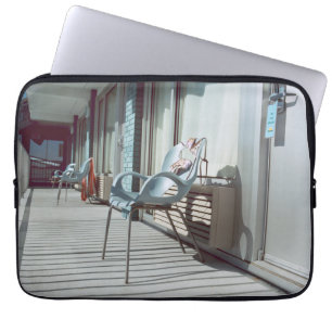 Stühle außerhalb der Strand-Hotelzimmer Laptopschutzhülle