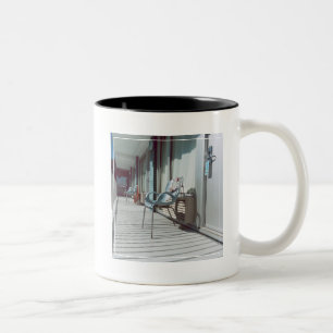 Stühle außerhalb der Strand-Hotelzimmer Zweifarbige Tasse