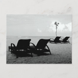 Stühle und Sonnenschirme am Strand Postkarte