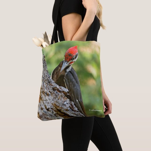 Stunning Portrait of Pileated Woodpecker on Tree Tasche (Von Nahem)