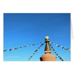 stupa bouddhique avec drapeaux de prière