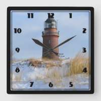 Sturdy Lighthouse an einer Felsküste im Winter