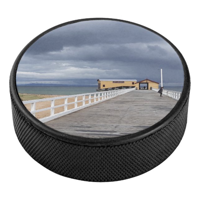 Sturm über Queenscliff Pier Eishockey Puck (3/4)