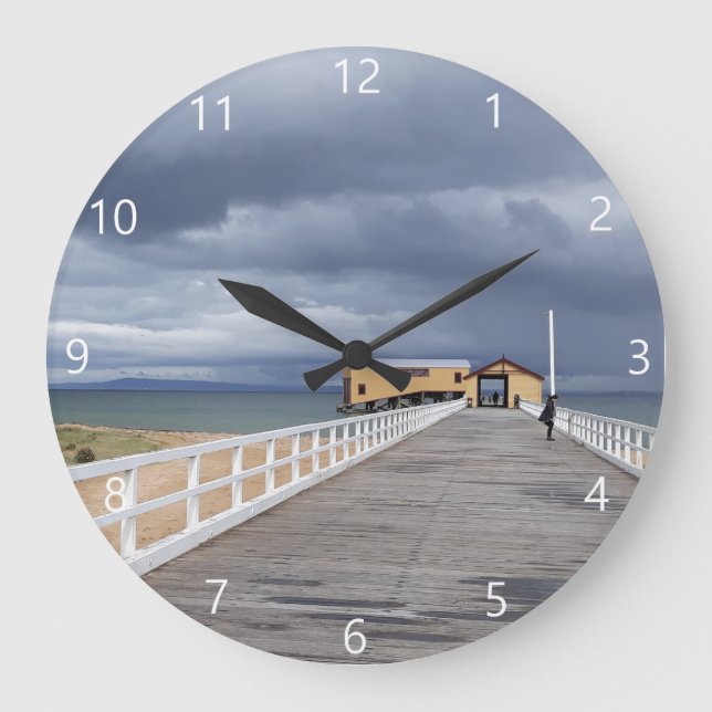 Sturm über Queenscliff Pier Große Wanduhr (Vorderseite)