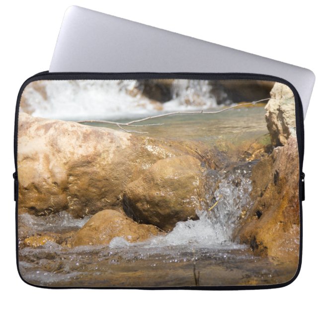 Sturmbach im Frühling Laptopschutzhülle (Vorderseite)
