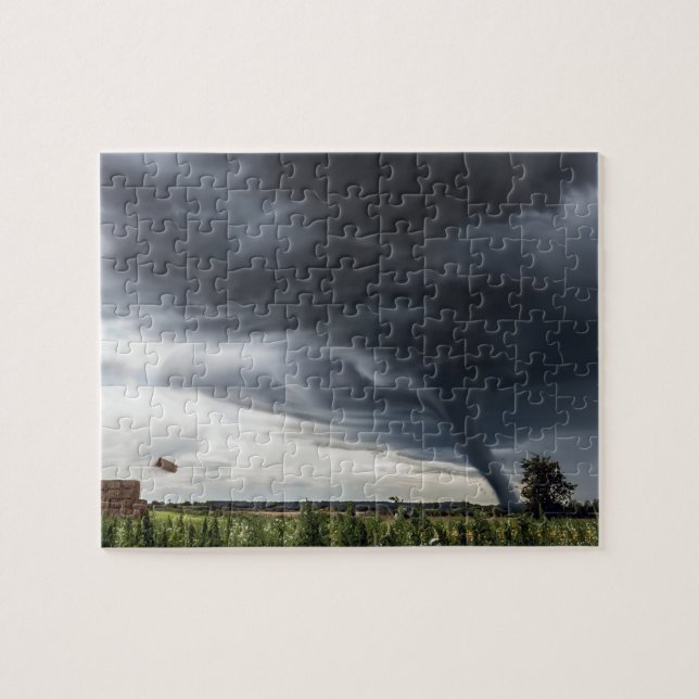 Stürmen Sie Tornado oder lifing Heu des Twister im (Horizontal)