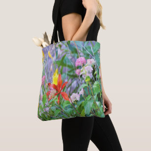 Stürmische Gartenlandschaft mit Hortensie und Lili Tasche